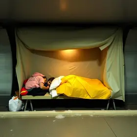Metrô de São Paulo se transforma em abrigo para proteger pessoas do frio
