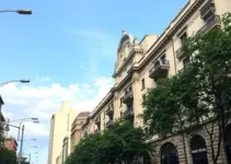Romeu Zema caminha pela Rua 25 de Março em São Paulo